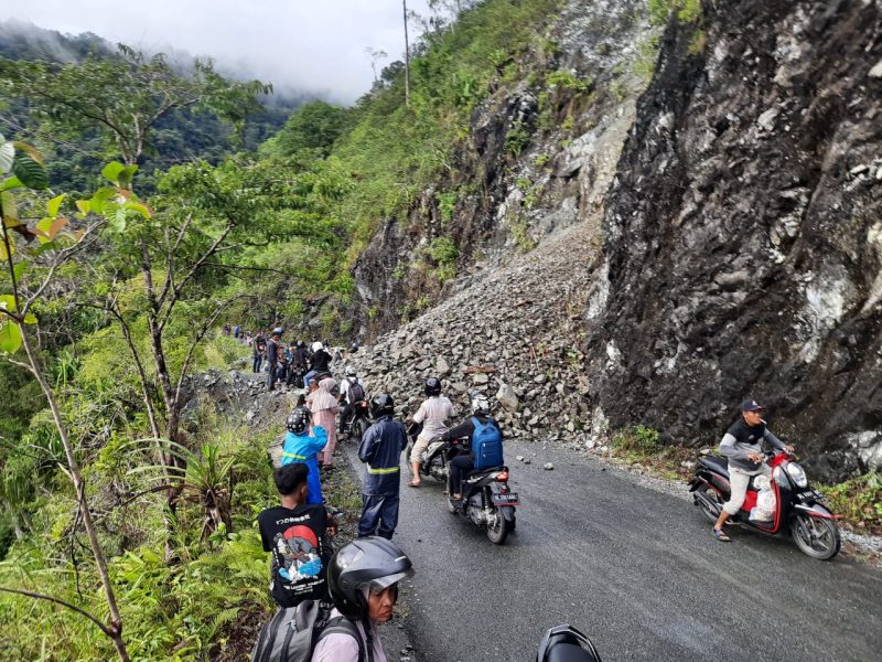 Material longsor berupa tanah dan batu menutupi badan jalan nasional Tangse-Meulaboh, memutus akses transportasi dua arah. Warga berusaha membuat saluran air untuk mencegah lumpur masuk ke rumah mereka