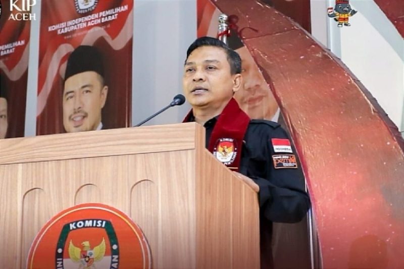 Ketua Komisi Independen Pemilihan (KIP) Aceh, Agusni AH, saat memberikan penjelasan kepada media terkait penundaan pelantikan kepala daerah di Aceh. Dalam pernyataan tersebut, Agusni menjelaskan bahwa Aceh memiliki kekhususan melalui Undang-Undang Pemerintah Aceh (UUPA) yang mengatur mekanisme pelantikan kepala daerah, berbeda dengan ketentuan yang berlaku di tingkat nasional. Dalam foto ini, Agusni terlihat serius menyampaikan informasi mengenai proses pelantikan yang melibatkan Kementerian Dalam Negeri dan Mahkamah Syar'iyah