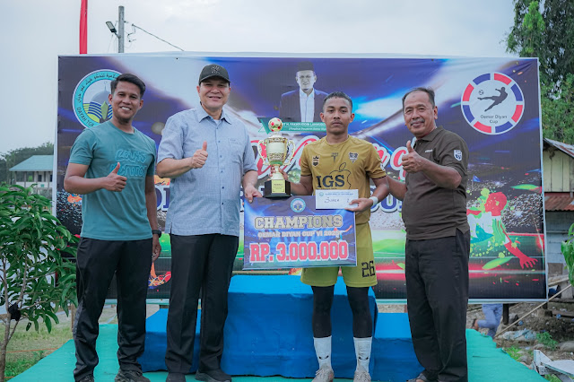 Tim Babul Maghfirah menerima tropi kemenangan dan uang pembinaan sebagai juara OD CUP VI, setelah mengalahkan Babun Najah dalam laga final yang penuh drama dan ketegangan