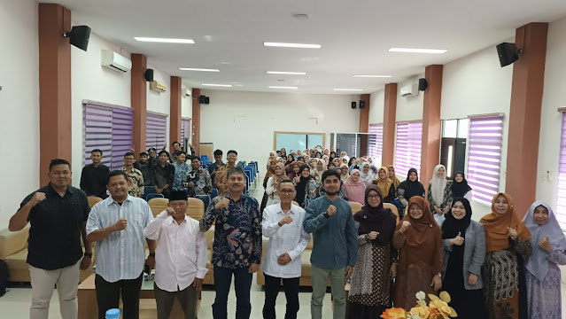 Para peserta acara Go Bolding XVIII bersama dengan pembicara utama, Dr. Risdaneva MA dan Andriansyah MSc PhD, serta moderator Khairul Azmy MTESOL, berfoto bersama setelah sesi diskusi tentang tantangan, peluang, dan pertumbuhan pribadi dalam mencapai kesuksesan