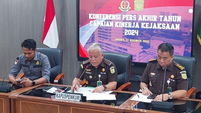 Kapuspenkum Kejagung RI, Harli Siregar, saat memberikan keterangan pers terkait kemungkinan penyelidikan lebih lanjut atas vonis ringan terhadap tersangka korupsi timah, Harvey Moeis. Dalam pernyataan ini, Harli mengungkapkan bahwa Kejagung akan mengambil langkah jika ada laporan atau informasi dari masyarakat yang mencurigakan terkait putusan hakim. Foto ini menggambarkan Harli yang serius menyampaikan informasi mengenai upaya Kejagung dalam memantau dan menindaklanjuti dugaan kejanggalan dalam proses hukum