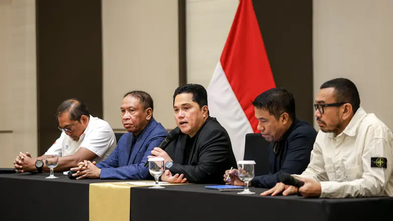 Ketua Umum PSSI, Erick Thohir, memberikan keterangan pers mengenai pelatih baru timnas Indonesia yang akan diumumkan pada 12 Januari 2025, dalam konferensi pers di Menara Danareksa, Jakarta, Senin (6/1/2025)