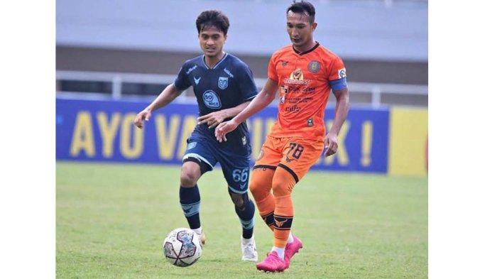 Mukhlis Nakata melambaikan tangan kepada pendukung setia Persiraja dalam laga perpisahan yang penuh haru di Stadion Harapan Bangsa, Banda Aceh, Minggu (5/1/2025)
