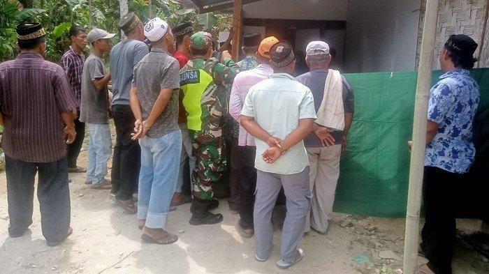 Suasana haru setelah tragedi pohon kelapa sawit tumbang menimpa ibu dan anak di Aceh Tamiang, Minggu (5/1/2024)