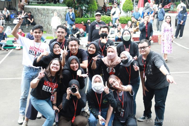 Mahasiswa yang tengah mengikuti Program Magang di Kemdiktisaintek 2025, beraktivitas di kantor dengan penuh semangat, menggali pengalaman langsung dalam bidang pendidikan tinggi, sains, dan teknologi