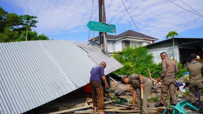 Petugas Satpol PP dan WH Banda Aceh membongkar bangunan liar milik pedagang kaki lima di kawasan Jalan Syiah Kuala, Kecamatan Kuta Alam, Rabu (9/1/2025). Penertiban dilakukan untuk mengembalikan fungsi trotoar dan menjaga kebersihan serta ketertiban kawasan tersebut