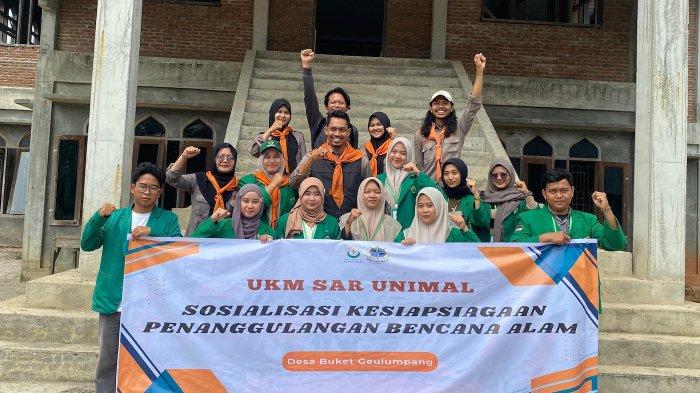 Mahasiswa UKM SAR Unimal bersama KKN Kelompok 71 memberikan pemahaman tentang mitigasi bencana kepada warga Desa Buket Geulumpang, Aceh Utara, dalam kegiatan sosialisasi 'Desa Tangguh Bencana