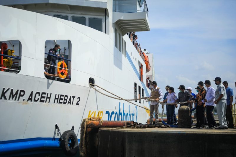 Kapal penyeberangan KMP Aceh Hebat 2 bersiap mengantar penumpang menikmati keindahan Sabang. Pastikan Anda memesan tiket lebih awal untuk perjalanan yang lancar!