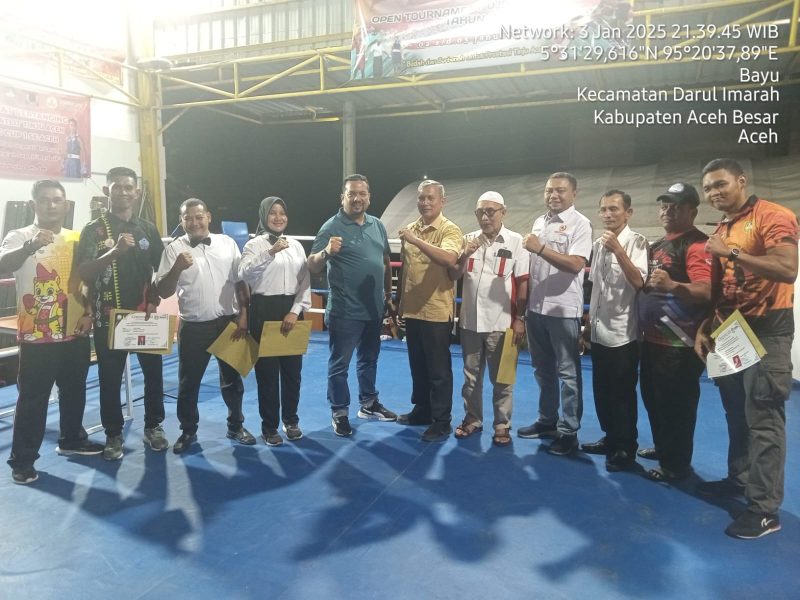 Para petinju, pelatih, dan panitia berfoto bersama di atas ring tinju Sasana DJBC, Bayu, Aceh Besar, dalam pembukaan kejuaraan tinju terbuka memeriahkan HUT ke-18 Sasana Tinju Dien Jauhari Boxing Camp (DJBC)