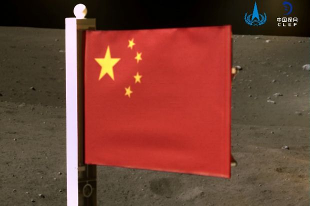 Tim ilmuwan China mengembangkan teknologi inovatif untuk memungkinkan bendera berkibar di Bulan, meskipun dalam kondisi hampa udara. Proyek ini terinspirasi oleh ide kreatif siswa sekolah dasar dan akan menjadi bagian dari misi Chang’e-7 ke kutub selatan Bulan