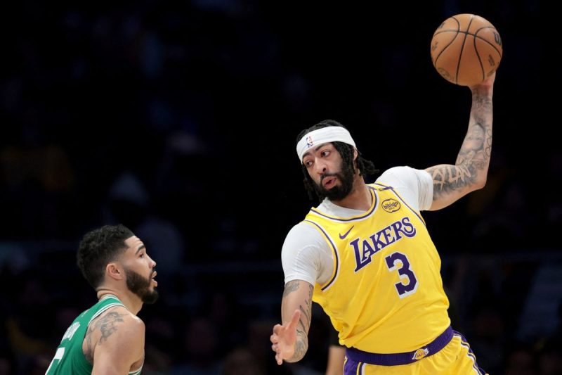 Anthony Davis dari Los Angeles Lakers menunjukkan dominasi di lapangan saat menghadapi Jason Tatum dari Boston Celtics. Dalam pertandingan yang berakhir dengan skor 117-96, Davis membuktikan kepiawaiannya dalam mengendalikan permainan, sementara Celtics terjebak dalam kekalahan memalukan yang menjadi catatan terburuk mereka musim ini.