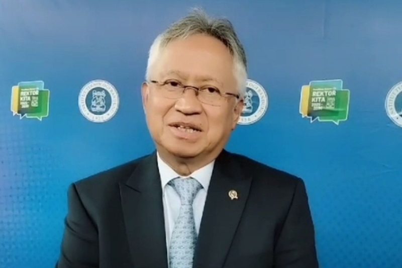 Mendikti menegaskan bahwa pendidikan guru di perguruan tinggi saat ini masih stagnan dan tidak memenuhi kebutuhan transformasi. Ia mendorong agar institusi pendidikan segera melakukan perubahan signifikan untuk menghasilkan guru yang lebih berkualitas dan siap menghadapi tantangan zaman.