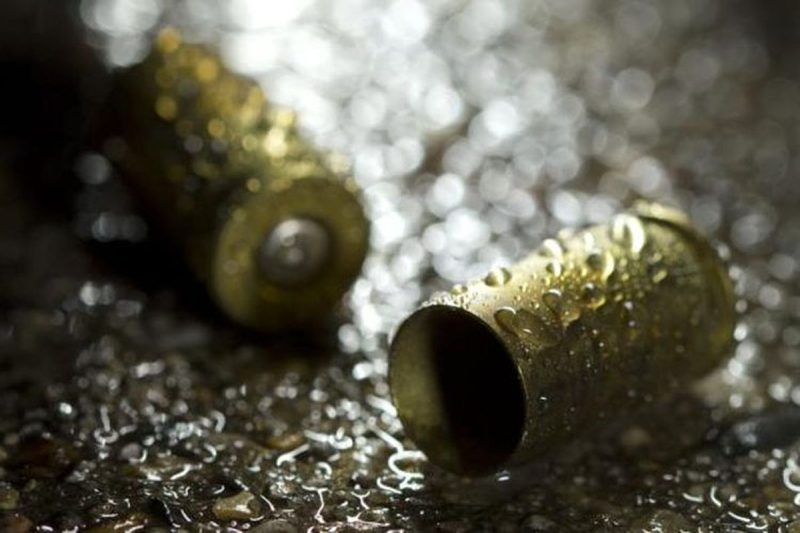 Dua proyektil tergeletak di tempat kejadian, mencerminkan tragedi penembakan yang menewaskan WNI asal Aceh. Kejadian ini menimbulkan duka mendalam bagi keluarga dan masyarakat yang ditinggalkan.