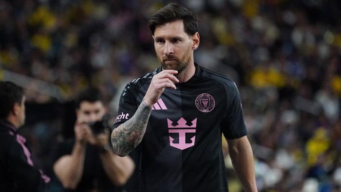 Lionel Messi, mengenakan jersey hitam Inter Miami, melangkah dengan penuh pemikiran di lapangan. Setelah menyelesaikan kontraknya di klub asal Florida, kabar kepulangannya ke Barcelona semakin menguat.