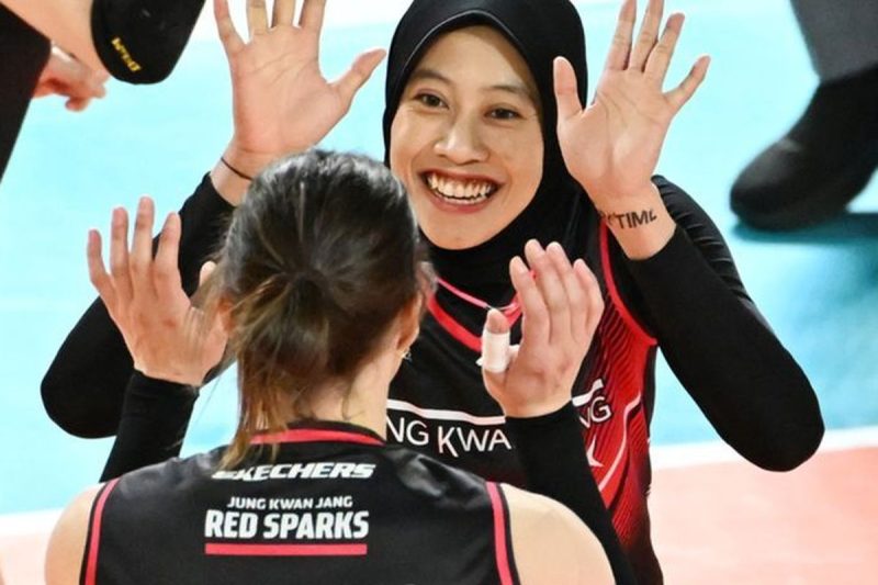 Megawati, bintang Red Sparks, merayakan kemenangan bersama rekan setimnya dengan senyuman lebar, simbol dari keberhasilan tim yang mengalahkan juara bertahan dan mencetak 12 kemenangan beruntun yang mengejutkan.