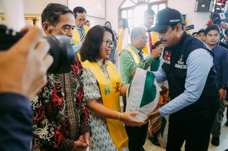 Menteri Sosial menyerahkan bantuan simbolis kepada perwakilan keluarga penerima, menandai keberhasilan 12.000 keluarga yang telah melampaui garis kemiskinan pada tahun 2024.