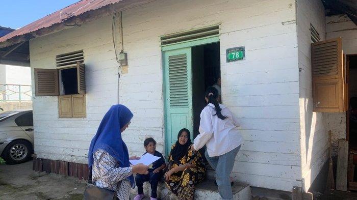 Petugas Pemko melakukan validasi lapangan kepada calon penerima rumah layak huni sesuai instruksi Pj Gubernur di lokasi pemukiman.
