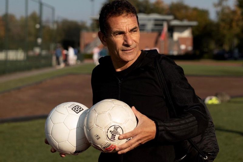 Gerald Vanenburg, mantan bintang Belanda, kini memimpin tim Garuda Muda dengan semangat dan strategi baru dalam upaya meraih kesuksesan di level internasional.