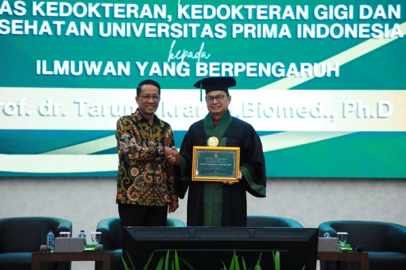 Dalam acara wisuda, Kepala Universitas Prima Indonesia memberikan penghargaan kepada lulusan berprestasi di bidang kedokteran gigi dan kesehatan, menandai pencapaian penting dalam pendidikan kesehatan.