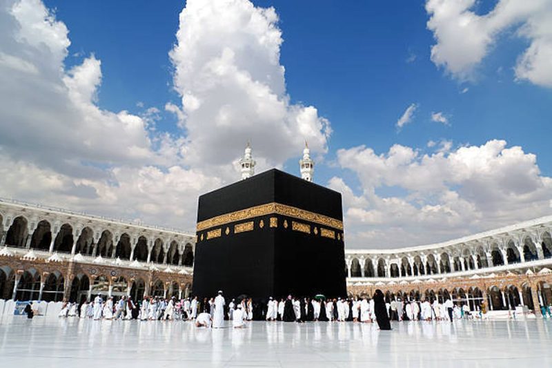 Jemaah haji beribadah di sekitar Ka'bah, sementara Arab Saudi menetapkan batas usia maksimal 90 tahun untuk jemaah, memicu Kemenag untuk segera melakukan negosiasi.