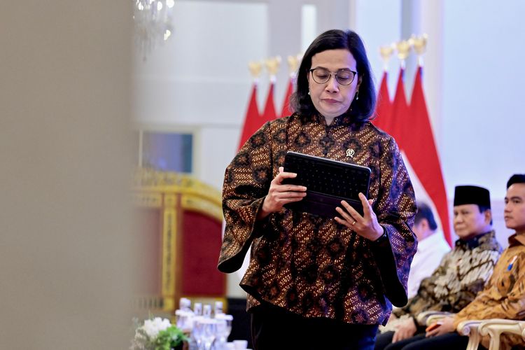 Menteri Keuangan Indonesia, Sri Mulyani, terlihat serius saat mempersiapkan laporan mengenai stagnasi pertumbuhan ekonomi yang diperkirakan akan terjebak di angka 5 persen pada tahun 2024.