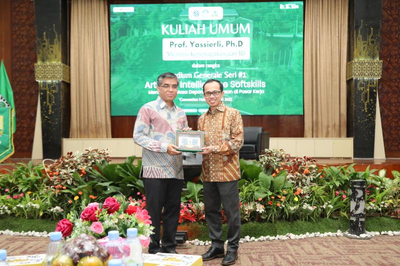 Menteri Ketenagakerjaan Yassierli memberikan kuliah umum di Institut Teknologi Sumatera (Itera), Lampung, tentang pentingnya keseimbangan antara hard skill dan soft skill untuk tenaga kerja masa depan, Selasa (21/1/2025)