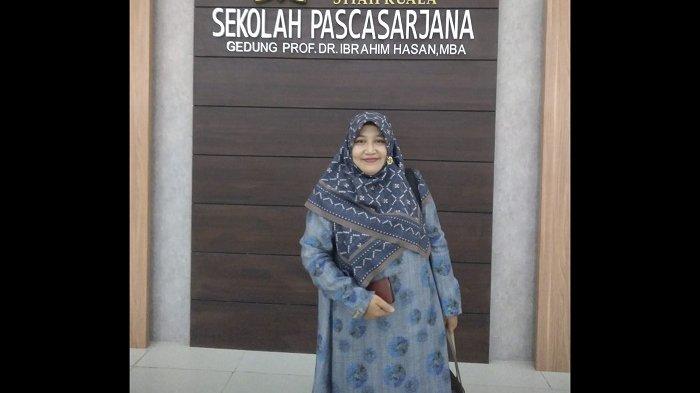 Eva Wardah, dosen Fakultas Pertanian Unimal, saat mengikuti ujian terbuka untuk meraih gelar doktor di Universitas Syiah Kuala, Banda Aceh