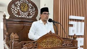 Rektor UIN Ar-Raniry, Mujiburrahman, menyampaikan khutbah Jumat di atas mimbar Masjid Fathun Qarib, mengajak jamaah untuk bermuhasabah dan bersyukur menyambut tahun baru
