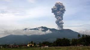 Erupsi Gunung Marapi yang terjadi pada 4 Januari 2025, menunjukkan semburan abu vulkanik yang mencapai ketinggian 1 kilometer di atas puncak, mengarah ke utara dan timur laut.