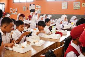 Anak-anak di Kecamatan Sukajadi, Kota Bandung, menerima porsi makanan bergizi gratis sebagai bagian dari program Makan Bergizi Gratis yang resmi dimulai pada 6 Januari 2024