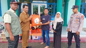 Petugas BPBD Aceh Besar menyerahkan bantuan darurat kepada warga terdampak banjir di Gampong Lampakuk