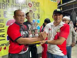 Ketua Pertina Aceh Besar Abdullah SSos menyerahkan medali kepada salah satu juara DJBC Boxing Cup I 2025, sebagai apresiasi atas prestasi para atlet di turnamen yang diikuti 10 kabupaten/kota di Aceh
