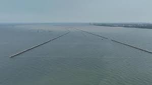 Pagar bambu setinggi 6 meter membentang sepanjang 30 km di pesisir Kabupaten Tangerang, membuat nelayan kesulitan melaut. Hingga kini, pemilik pagar ilegal tersebut masih menjadi misteri.