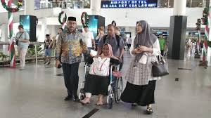 Nursaidah terlihat dijemput oleh staf Haji Uma dan PPAM di Bandara Internasional Kuala Namu, Deli Serdang, sebelum dipulangkan ke Peureulak, Aceh Timur menggunakan mobil ambulans.