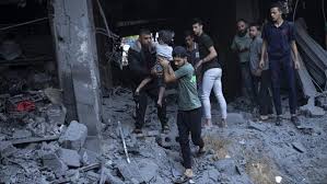 Warga Gaza berjuang di tengah reruntuhan akibat serangan udara yang terus berlanjut