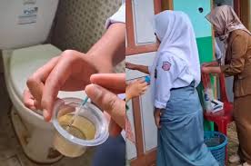 Para siswi SMA Sulthan Baruna antre untuk menjalani tes kehamilan di bawah pengawasan guru perempuan. Tes ini dilakukan secara tertutup sebagai langkah preventif mencegah kenakalan remaja.