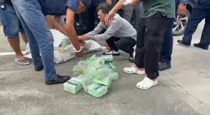 Petugas menunjukkan barang bukti berupa 50 kilogram sabu dan 100 ribu butir ekstasi yang disita dari lima pelaku asal Aceh di Bandara Kualanamu