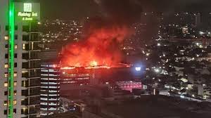 Petugas pemadam kebakaran berusaha memadamkan api di Glodok Plaza, Mangga Besar, Jakarta Barat, pada Kamis (16/1) pagi. Kebakaran yang terjadi sejak Rabu (15/1) malam ini telah melibatkan 45 unit mobil pemadam dan berbagai instansi untuk evakuasi warga terdampak