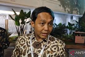 Menteri Kehutanan Raja Juli Antoni menjelaskan rencana pemanfaatan 20 juta hektare hutan sebagai sumber ketahanan pangan, energi, dan air dalam konferensi pers di Istana Kepresidenan