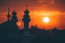 suasana pagi hari yang tenang sebelum terbit fajar, dengan seseorang yang sedang melaksanakan sedekah subuh. Kehangatan sinar matahari yang mulai muncul di horizon memberi nuansa damai, mengiringi niat baik dan amalan sunnah yang dilakukan. Sedekah subuh merupakan salah satu cara untuk memperoleh pahala besar, diiringi dengan doa agar amalan diterima oleh Allah SWT, serta mendapatkan berkah dari malaikat yang turun ke bumi pada saat tersebut