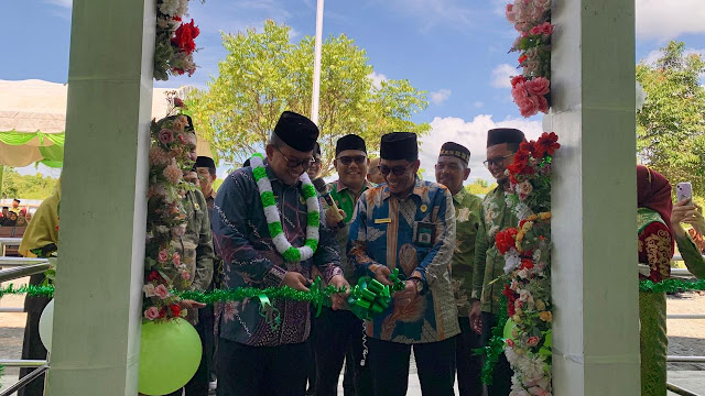 Drs. H. Azhari, M.Si, Kepala Kanwil Kemenag Aceh, memotong pita sebagai simbol peresmian gedung ruang kelas baru di MTsN 3 Aceh Barat hasil pendanaan program SBSN.