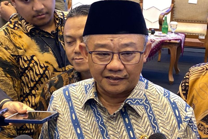 Menteri Pendidikan Dasar dan Menengah, Abdul Mu'ti, saat memberikan pernyataan terkait wacana libur sekolah selama Ramadan 2025 di sela kunjungannya ke SMP 12 Semarang, Senin (6/1/2025)