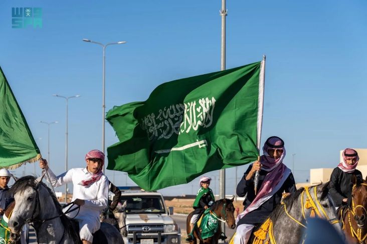 Umat Muslim Indonesia merayakan peringatan Isra Miraj dengan berbagai kegiatan keagamaan, sementara di Arab Saudi dan UEA, perayaan ini tidak dijadikan hari libur nasional
