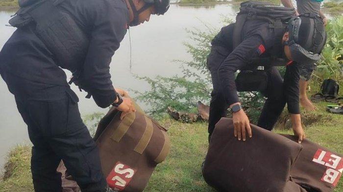 Tim Jibom Gegana Brimob Polda Aceh melakukan pemusnahan bom proyektil yang ditemukan di Pantai Kuala Gigieng, Aceh Besar