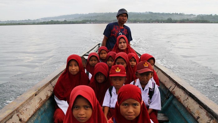  Siswa SD Negeri 1 Towea tiba di Desa Lakarama, Kecamatan Towea, Muna, setelah menyeberangi lautan untuk bersekolah