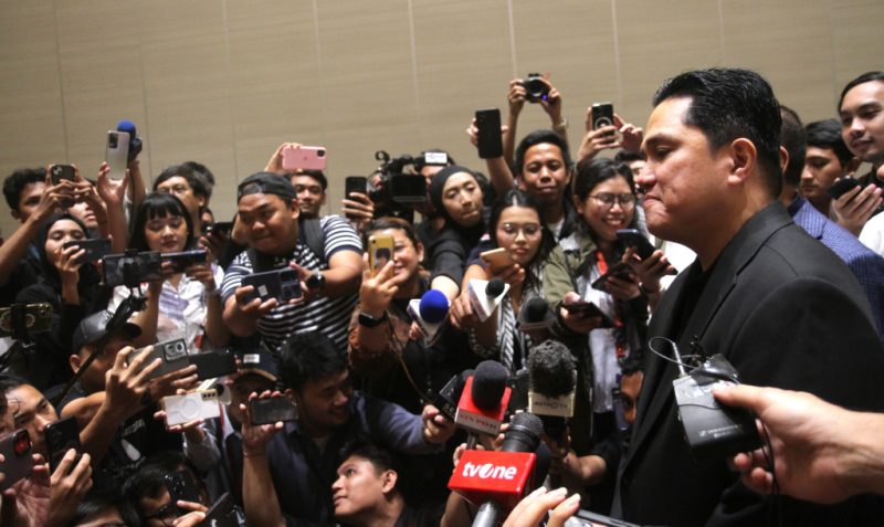 Ketua Umum PSSI, Erick Thohir, memberikan keterangan pers terkait pemecatan Shin Tae-yong sebagai pelatih Timnas Indonesia pada konferensi pers di Jakarta, Senin (6/1/2025)