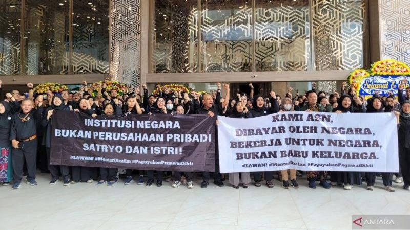 Aksi protes ASN Kemdiktisaintek dengan spanduk kritikan terhadap kebijakan Menteri Satryo Soemantri