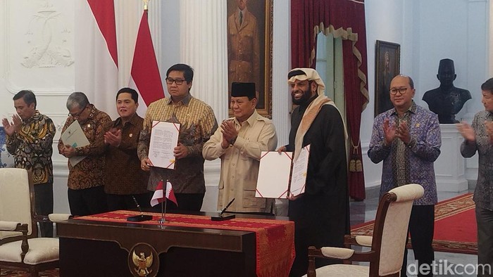 Menteri Perumahan dan Kawasan Pemukiman, Maruarar Sirait, bersama investor Qatar, Syekh Abdul Aziz al-Thani, menandatangani MoU kerja sama investasi untuk pembangunan 1 juta rumah rakyat di Istana Merdeka, Jakarta, disaksikan oleh Presiden Prabowo Subianto dan sejumlah pejabat tinggi pemerintah