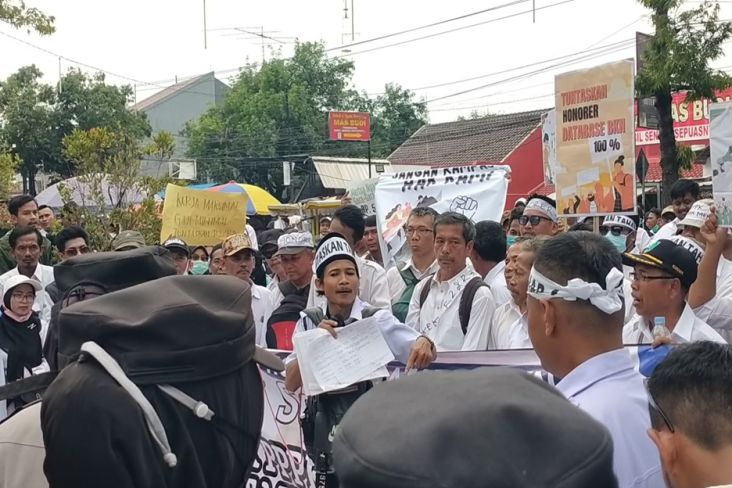 Para guru honorer Kabupaten Indramayu melakukan longmarch dari GOR Singalodra menuju kantor Dinas Pendidikan dan Gedung DPRD sambil membawa poster serta spanduk berisi tuntutan pengangkatan sebagai PPPK, Rabu (15/1/2025).