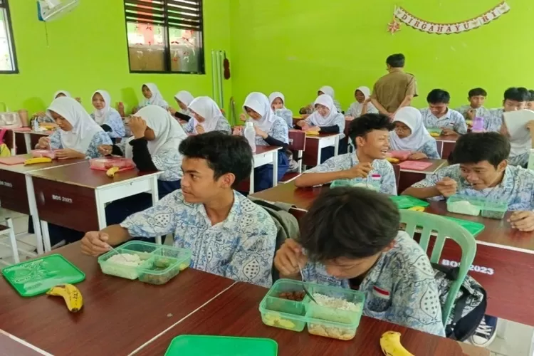 Sejumlah pelajar di Aceh Tamiang menjalani hari pertama sekolah tanpa kehadiran program makan bergizi gratis yang dijanjikan pemerintah, Senin (6/1/2025)